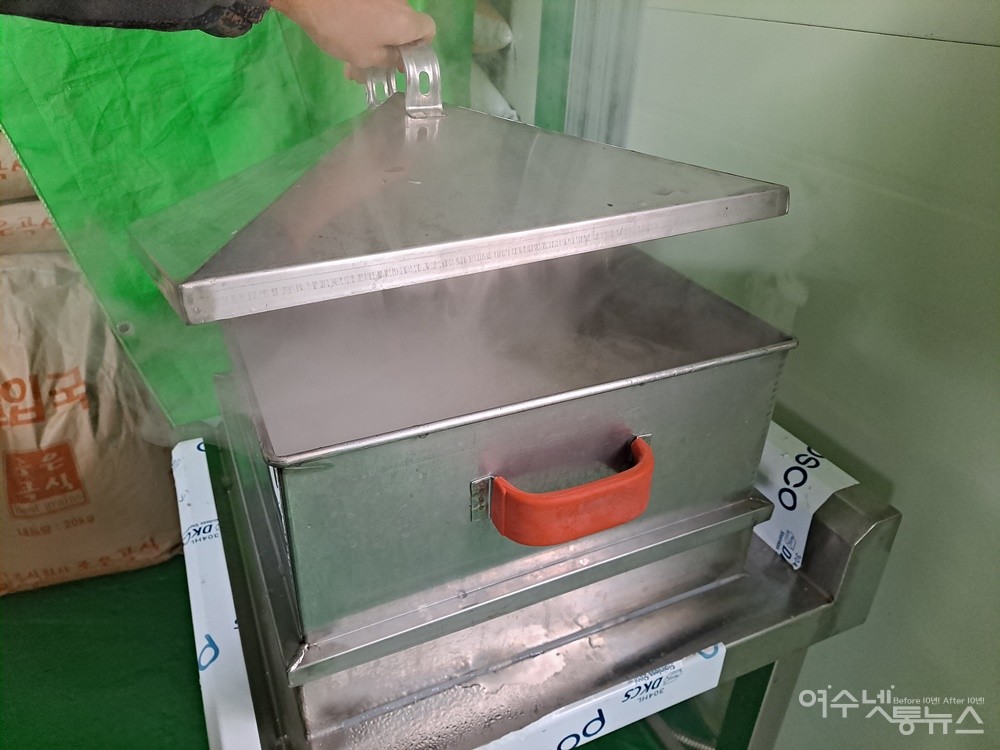 ▲스팀으로 꼬두밥을 찌고 있다. 꼬두밥은 적당하게 골고루 잘 익히는 게 중요하다. ⓒ조찬현