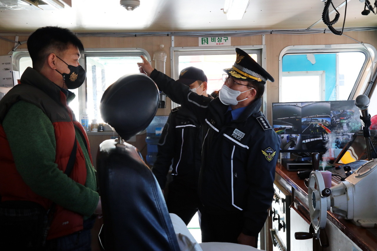 ▲ 도선 운항 사항 등을 점검하고 있다.