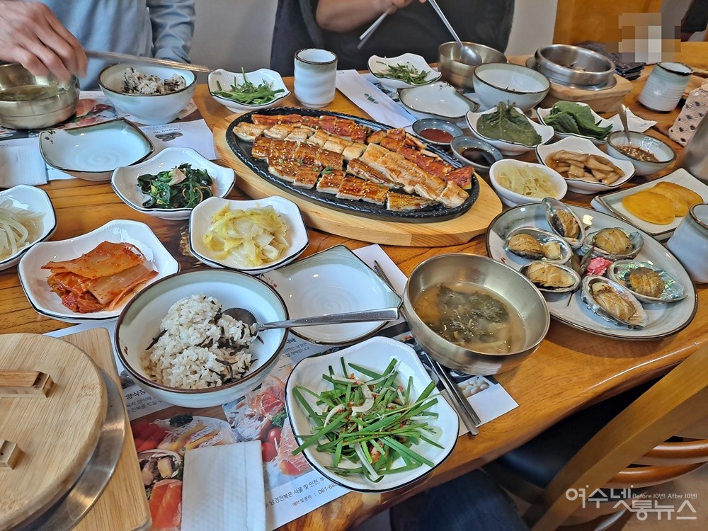 ▲여수 남경전복의 신메뉴 민물장어구이 정식이다. ⓒ조찬현