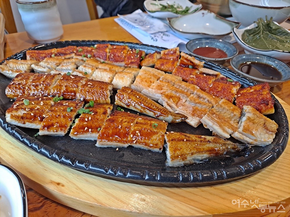 ▲여수 남경전복 장어구이다. 하얀 소금 맛, 까만 간장 맛, 매콤한 빨간 맛, 세 종류가 있다. ⓒ조찬현