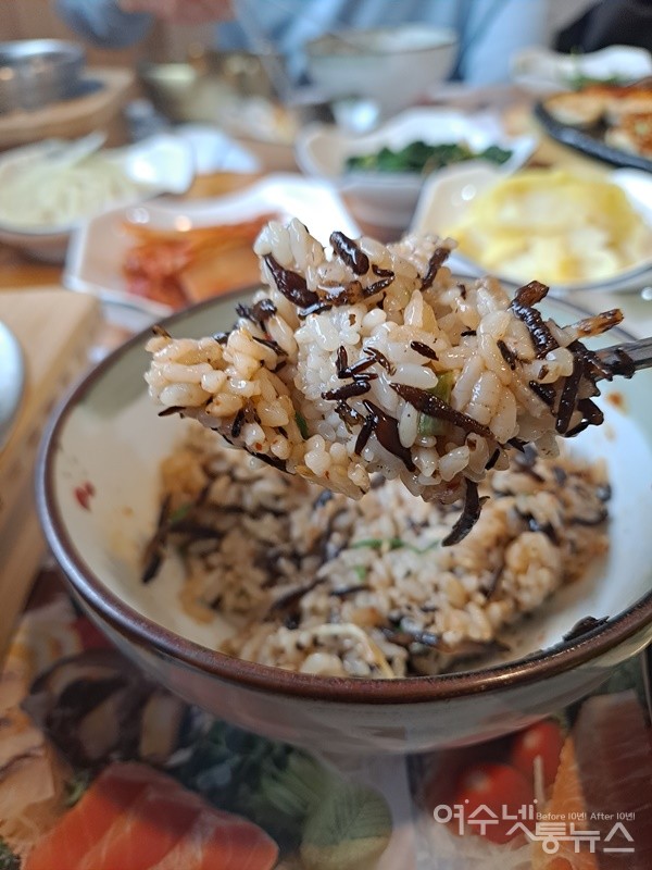 ▲ 바다 내음이 담긴 톳밥이다. 양념장에 비벼내면 오도독한 식감이 좋다. ⓒ조찬현