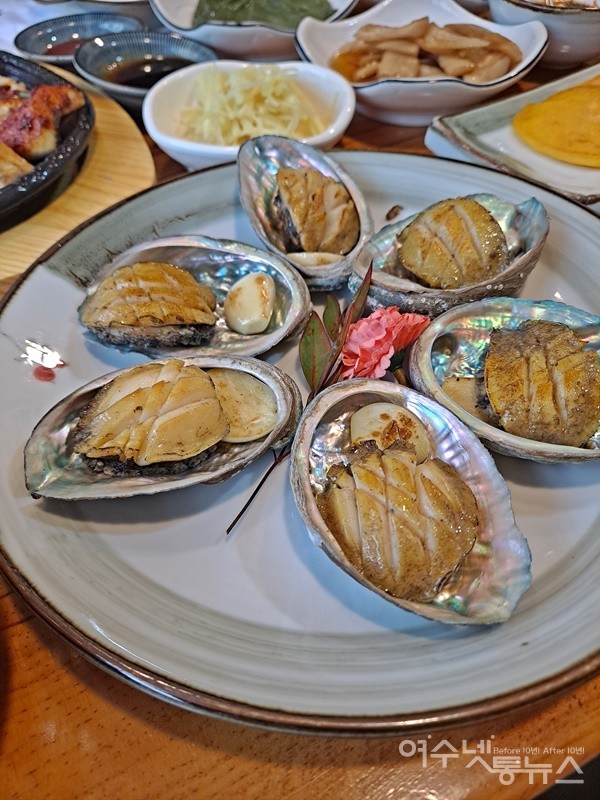 ▲고소한 풍미가 깃든 전복마늘버터구이다. ⓒ조찬현