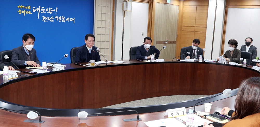 ▲ 김영록 전라남도지사가 26일 오후 도청 정약용실에서 오는 10월과 11월 개최되는 제104회 전국체전과 제43회 전국장애인체전의 개ㆍ폐회식 연출 기본방향 보고회를 주재하고 있다.