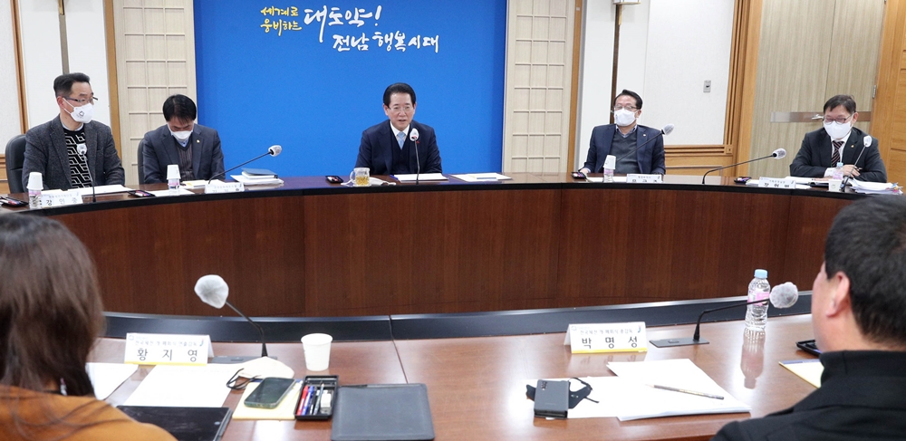 ▲ 김영록 전라남도지사가 26일 오후 도청 정약용실에서 오는 10월과 11월 개최되는 제104회 전국체전과 제43회 전국장애인체전의 개ㆍ폐회식 연출 기본방향 보고회를 주재하고 있다.