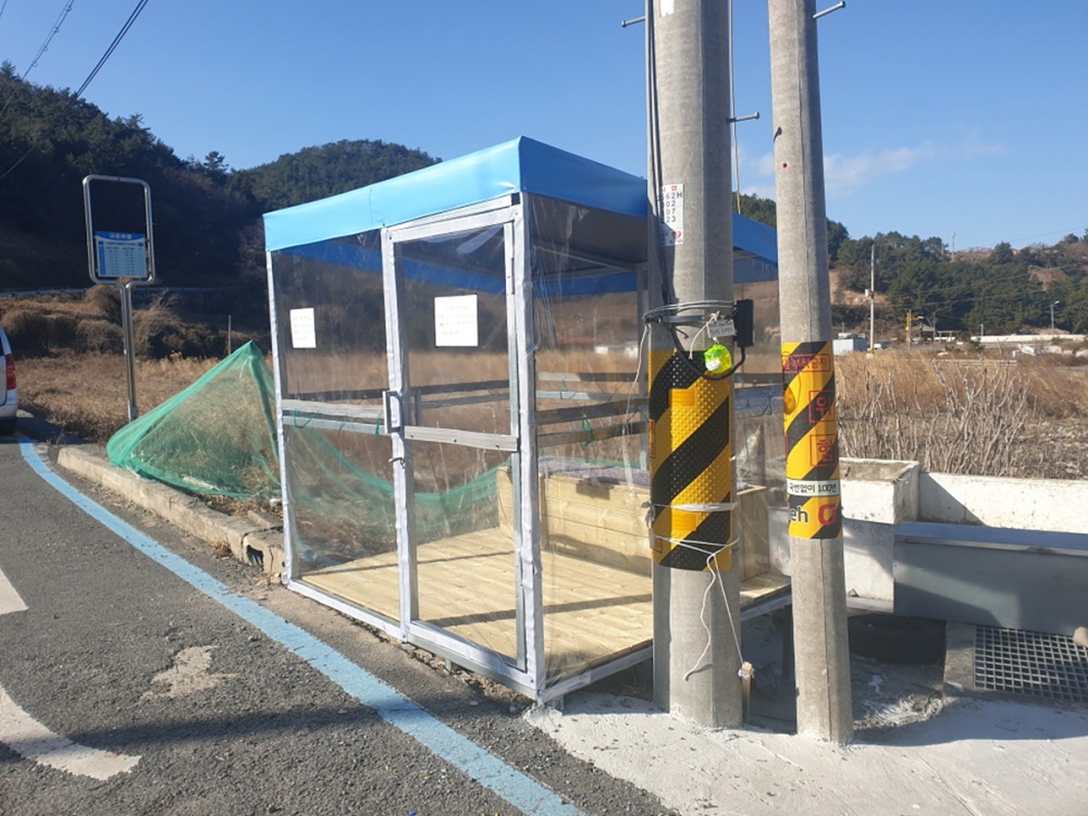 ▲ 버스 대기소 겸 외풍막
