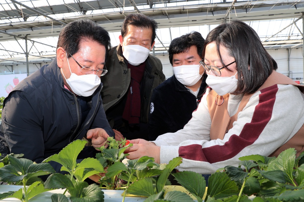 ▲농어업 전기요금 인상분 지원- 보성 조성 청년여성농업인 싱싱농원 시설하우스 방문