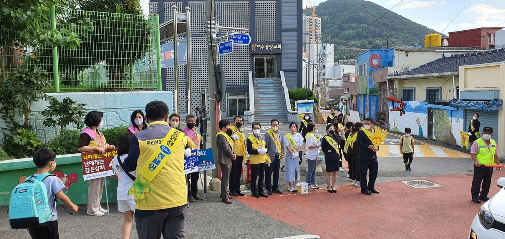 ▲ 여수 서초등학교 앞 교통안전 캠페인 모습