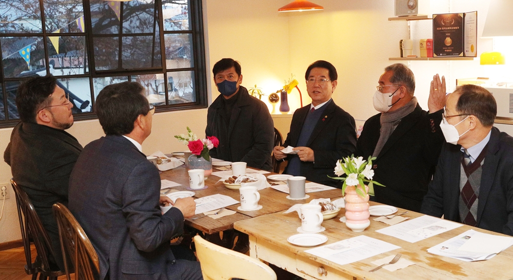 ▲ 농촌융복합산업현장인 구례 목월빵집을 방문한 김 지사