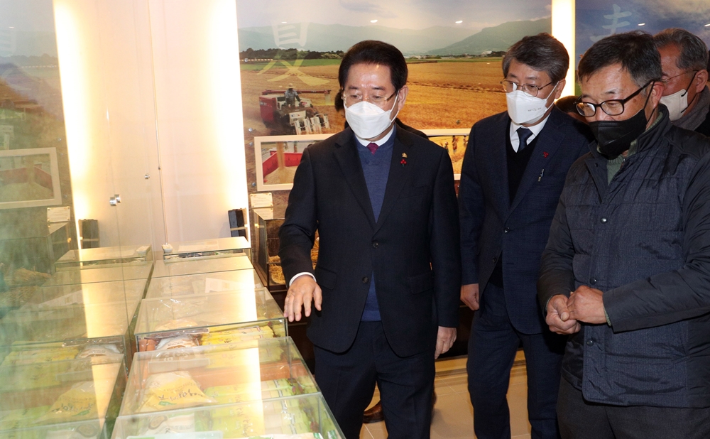 ▲ 농촌융복합산업현장인 구례 우리밀 전시체험관 방문한 김 지사