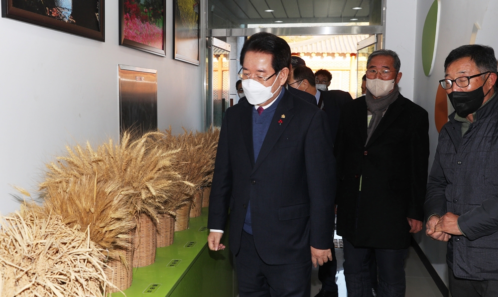 ▲ 농촌융복합산업현장인 구례 우리밀 전시체험관 방문한 김 지사