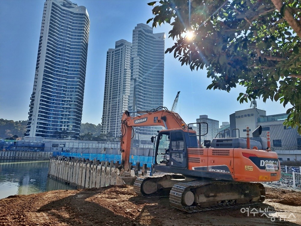 ▲ 흙막이 공사중 바닷물 수압으로 인해 지지대 벽이 무너지는 사고가 발생한 여수 웅천 생활형숙박시설 신축공사현장이다. ⓒ조찬현