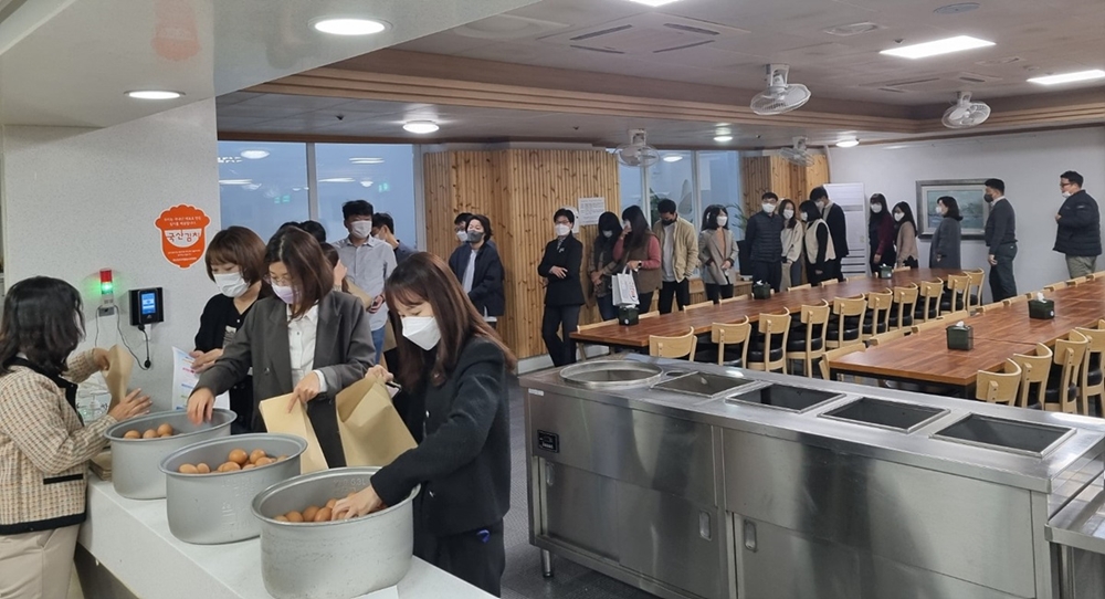 ▲ 시청 구내식당에서 아침을 즐기는 직원들
