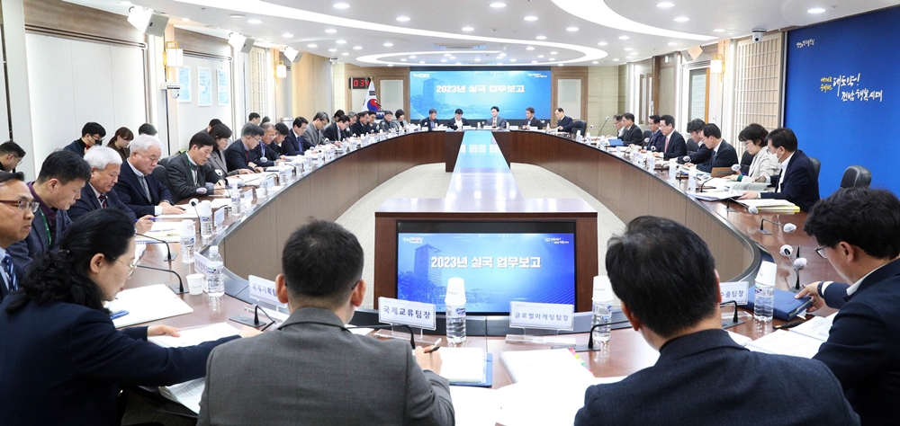 ▲ 김영록 전라남도지사가 30일 오전 도청 서재필실에서 2023년 실국 업무보고(농축산식품국ㆍ농업기술원ㆍ해양수산국ㆍ해앙수산과학원ㆍ국제협력관실)를 주재하고 있다. 이날부터 실내 마스크 착용이 의무에서 권고로 완화됨에 따라 일부 시설을 제외한 대부분의 시설에서 실내 마스크 착용 의무가 해제 되고 의료기관과 대중교통 등에서는 계속 마스크를 써야 된다.