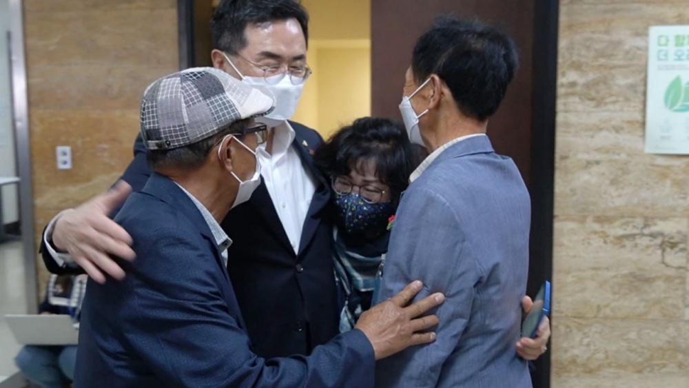 ▲ 여순사건특별법통과 유족 및 시민단체와 소병철 국회의원