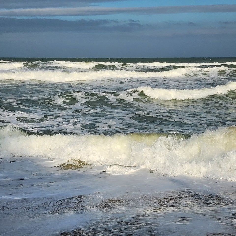 ▲ 파도는 현실을 두려워 하지 않는다. 오직 현실과 맞서는 것이다. 그게 삶이요 존재하는 이유이다.