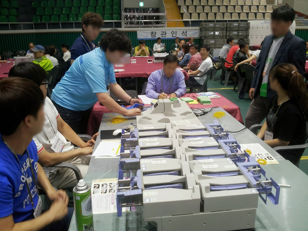 ▲ 투표지분류기운영부에서 투표지분류기로 투표지를 분류하는 중이다 ⓒ정병진