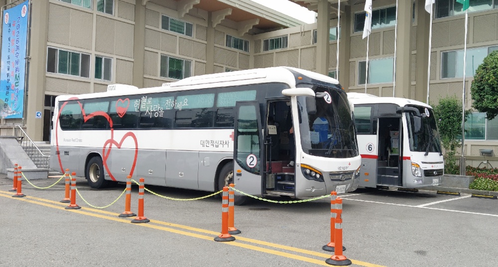 ▲지난해 1월 여수시청을 방문한 ‘대한적십자사 이동헌혈 차량’