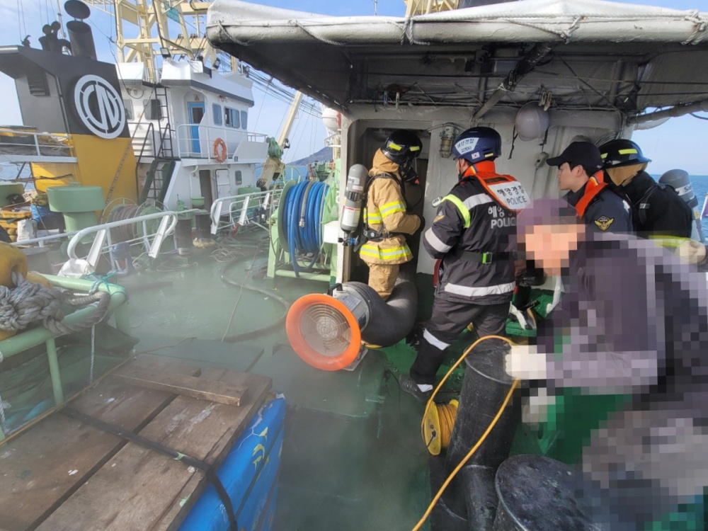 ▲ 화재 진압 중인 해경