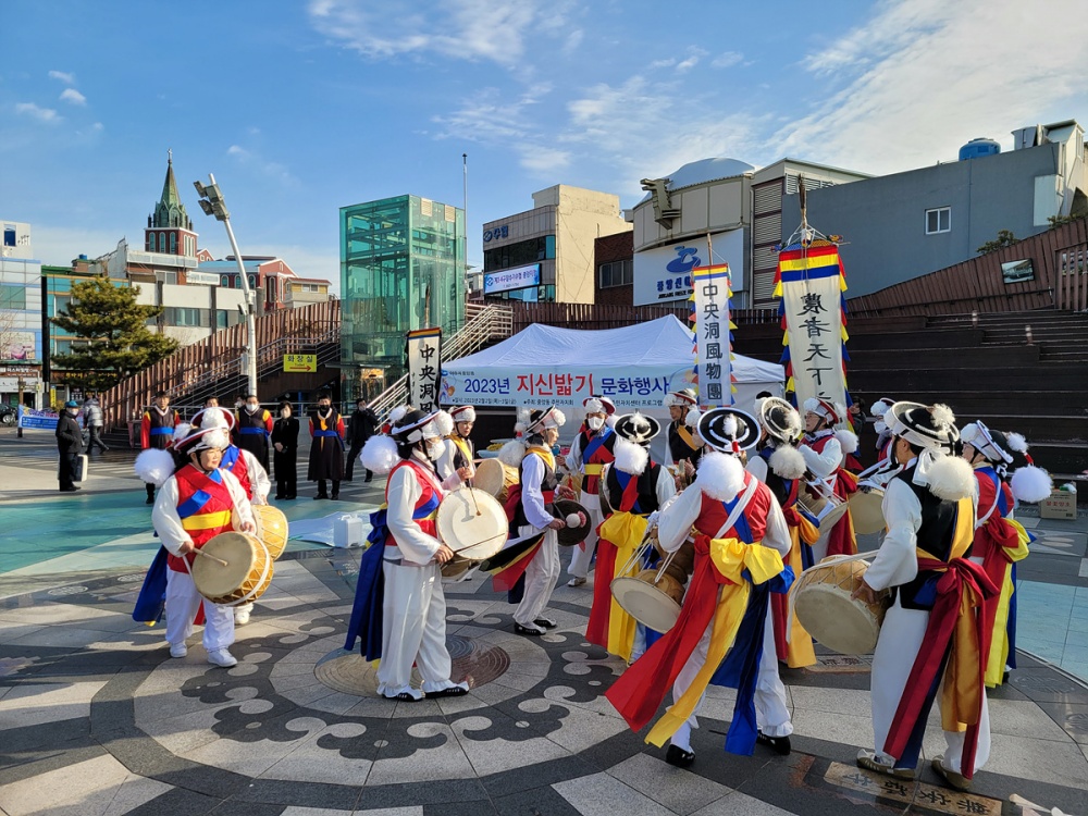 ▲ 3년 만에 이순신광장에서 열린 ‘정월대보름 지신밟기’ 행사