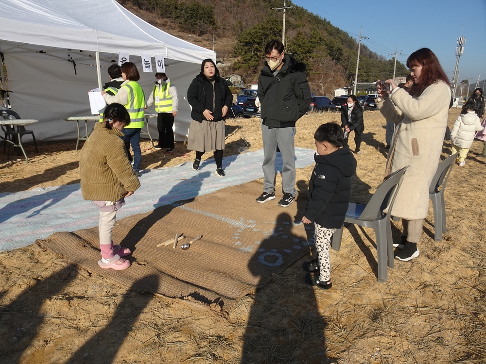 ▲ 윷놀이를 즐기는 시민