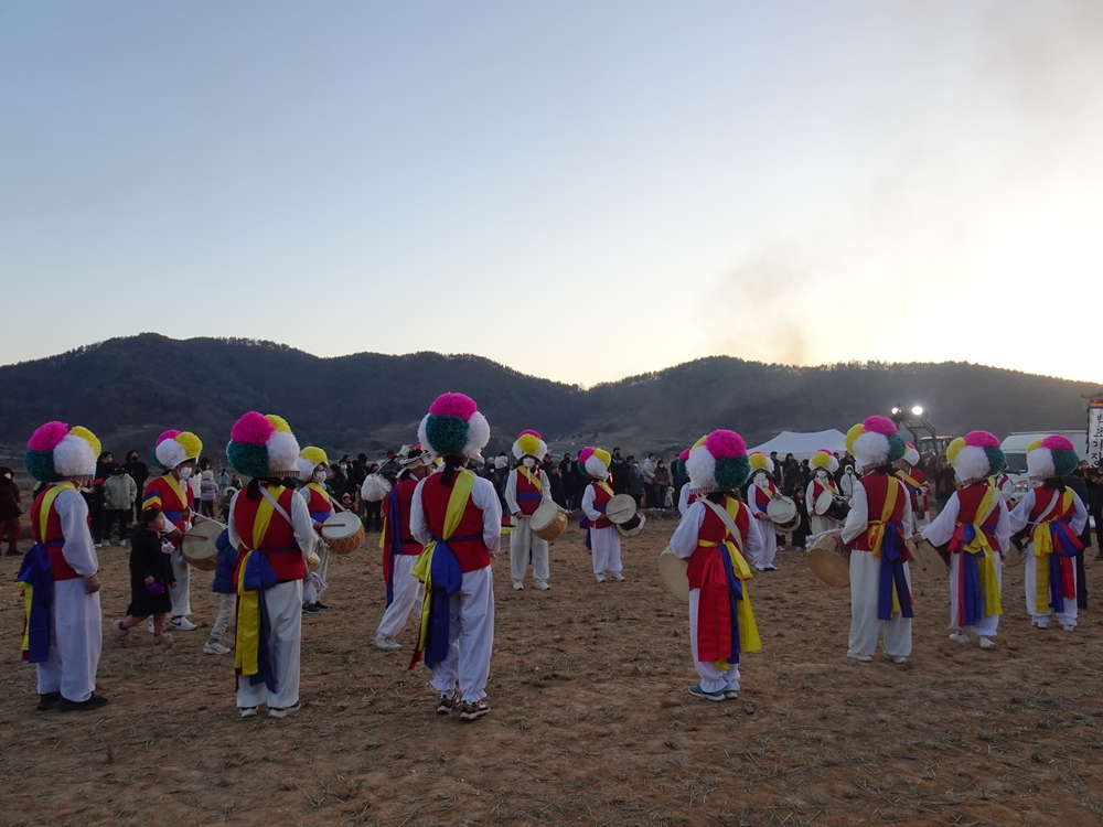 ▲ 달집을 태우기에 앞서 풍물공연이 열렸다.