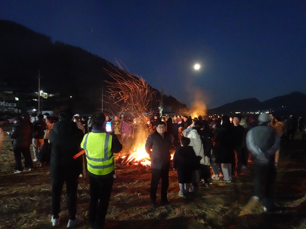 ▲ 달집을 태우기 전 장작불을 피우고 있다.