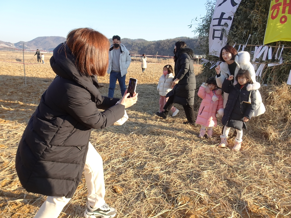 ▲ 달집에 소원을 매달고 기념사진을 찍고 있다.