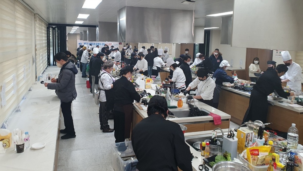 ▲ 4일 여수정보과학고등학교에서 1차 서류 합격자 54명이 음식 품평회에 참여했다.