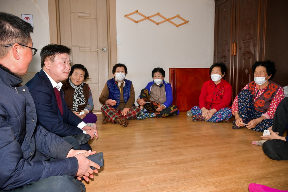 ▲ 삼일동 호명마을을 찾은 정기명 여수시장