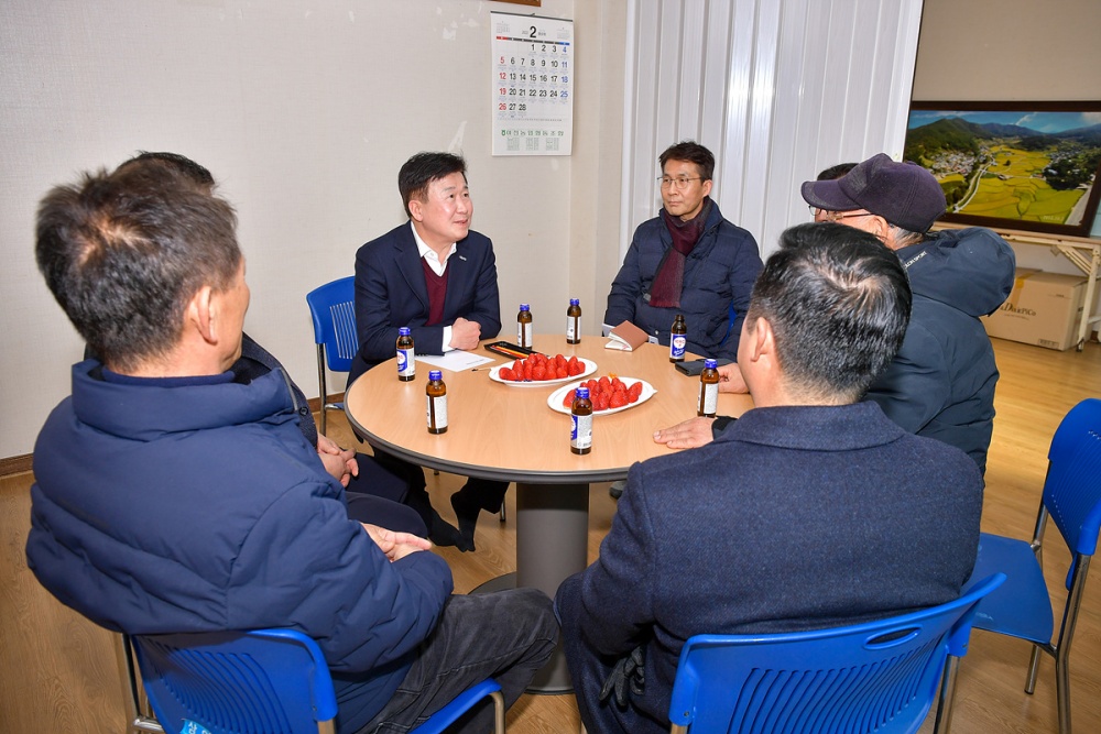 ▲ 삼일동 호명마을을 찾은 정기명 여수시장