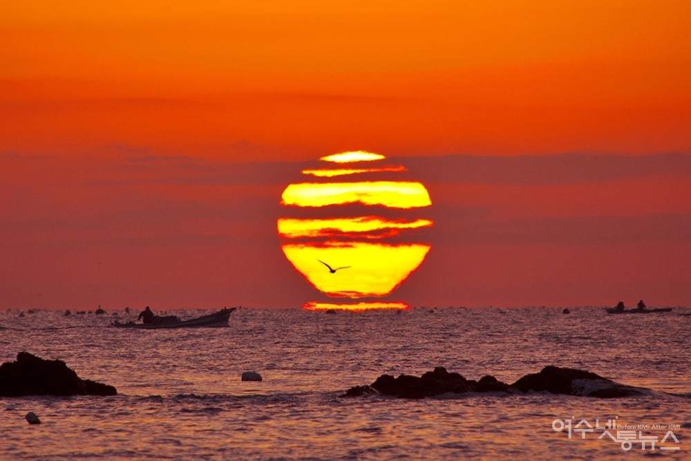 ▲3대가 복을 쌓아야 볼 수 있다는 작금등대에서 만난 오메가 일출이다.  ⓒ정종현