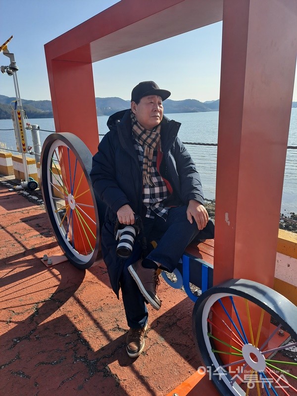 ▲정종현 사진작가가 관기리에서 섬달천으로 가는 해파랑길 쉼터에서 잠시 쉬고 있다. ⓒ조찬현