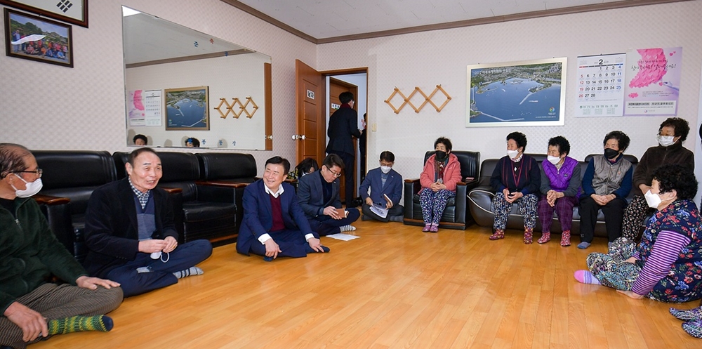 ▲정기명 시장이 안산동 장성마을 경로당을 찾아 어르신들의 안부를 묻고 있다.