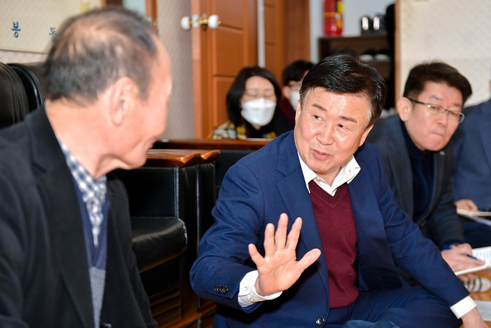 ▲ 정기명 시장이 안산동 장성마을 경로당을 찾아 어르신들의 안부를 묻고 있다.