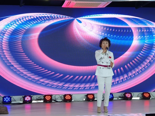 ▲ 김명아 회원이 ‘정말 좋았네’를 열창하고 있다. ⓒ공문택