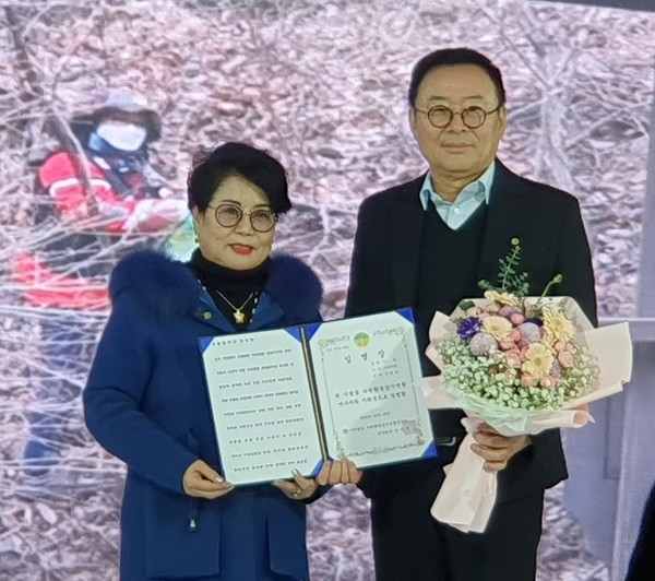▲이청 녹원환경감시연합 여수지회장이 임명장을 받고, 장석순 중앙회장(왼쪽)과 기념사진을 찍고 있다. ⓒ공문택