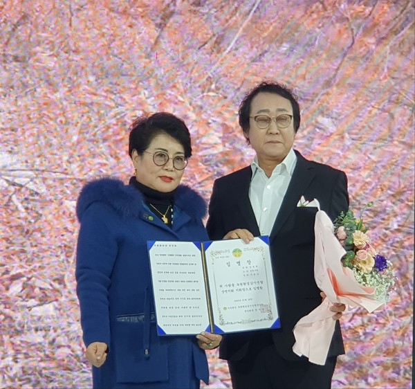 ▲김정배 녹원환경감시연합 순천지회장이 임명장을 받고, 장석순 중앙회장(왼쪽)과 기념사진을 찍고 있다.  ⓒ공문택