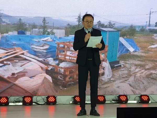 ▲ 이청 녹원환경감시연합 여수지회장이 여수·순천지회 창립을 선언하고 있다 ⓒ공문택