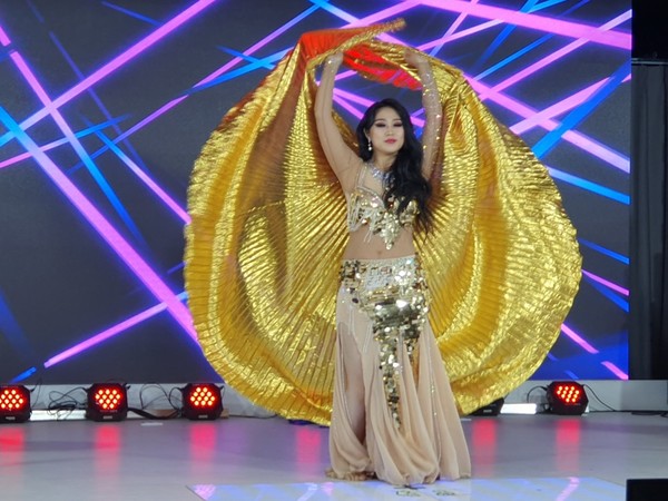 ▲서민경 무용가가 ‘벨리댄스 퍼포먼스’를 하고 있다  ⓒ 공문택