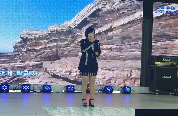 ▲ 김수향 가수가 ‘가자, 여수로!’를 부르고 있다.  ⓒ공문택