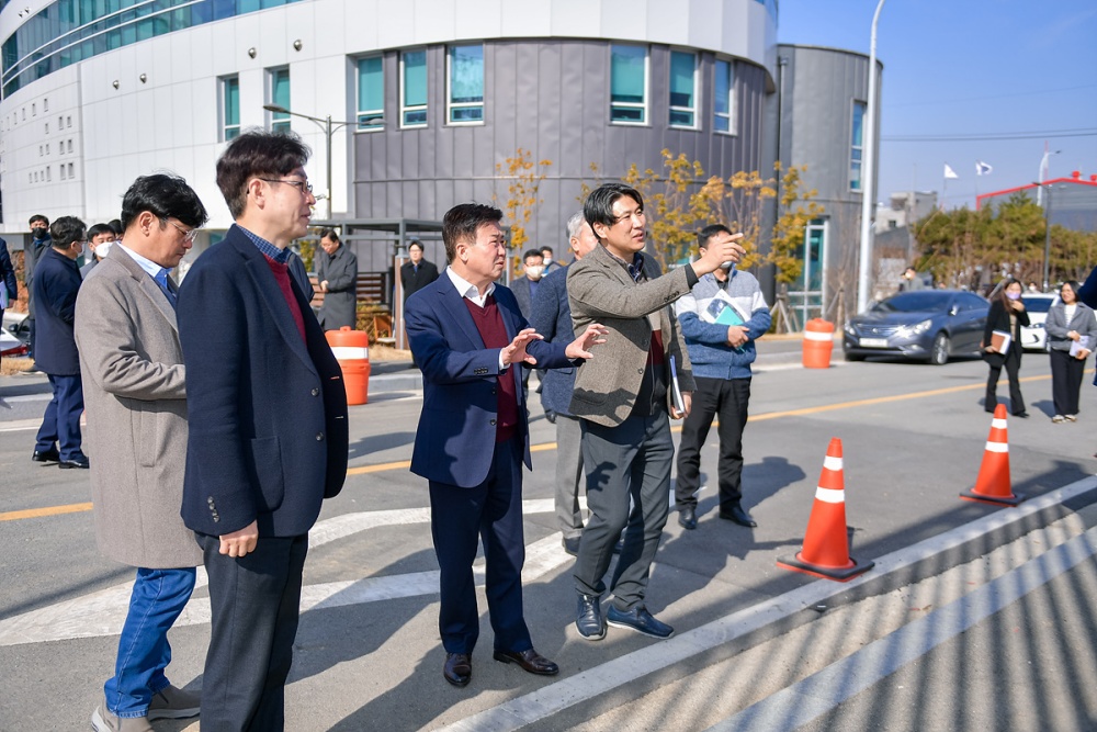 ▲정기명 시장이 여수미래혁신지구 현장(공정혁신 시뮬레이션 센터)을 둘러보고 있다.