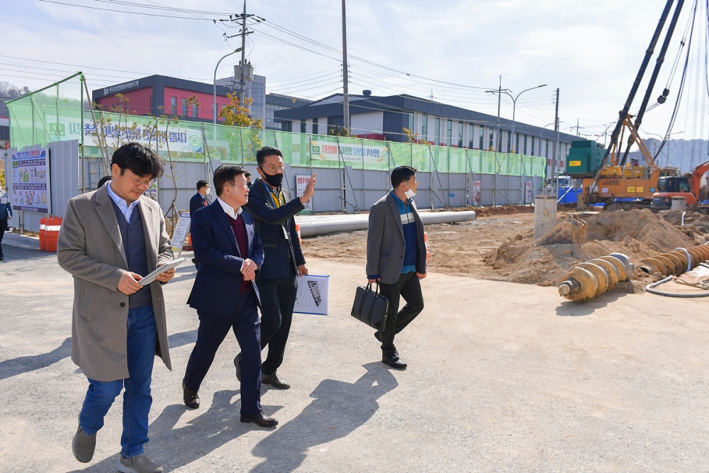 ▲ 정기명 여수시장이 여수미래혁신지구 현장(분해성 고분자소재 상용화센터)을 둘러보고 있다.