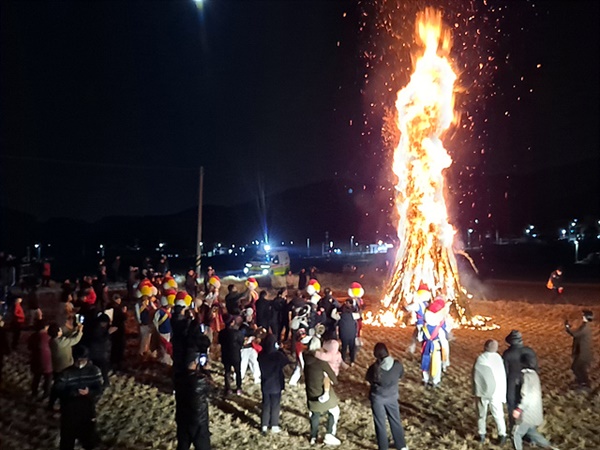 ▲정월대보름 행사의 하이라이트인 달집태우기 모습. 여수 돌산 봉수마을에서 열렸다.  ⓒ 오문수 
