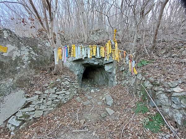 ▲  대미산 중턱에는 2차대전 당시 일본군들이 파놓은 동굴이 있다. 입구에는 이곳을 찾은 산악회원들이 걸어놓은 표식들이 널려있었다.  ⓒ오문수 