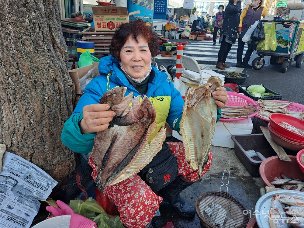 ▲겨울철 여수 별미는 건조한 물메기(꼼치)라며 노점상 어머니가 자랑이다. ⓒ조찬현