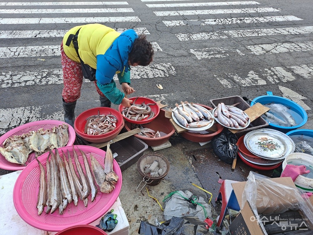 ▲노점상 어머니가 노점 좌판을 정리하고 있다. ⓒ조찬현