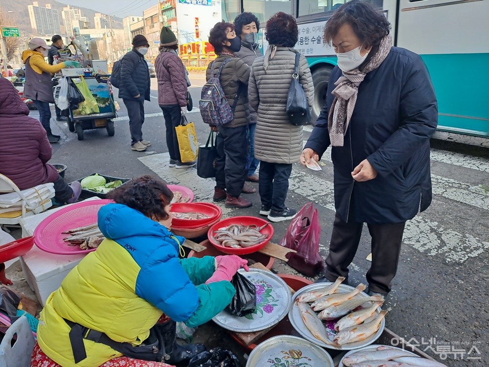 ▲어머니가 단골 고객과 손질한 생선을 거래하고 있다.  ⓒ조찬현