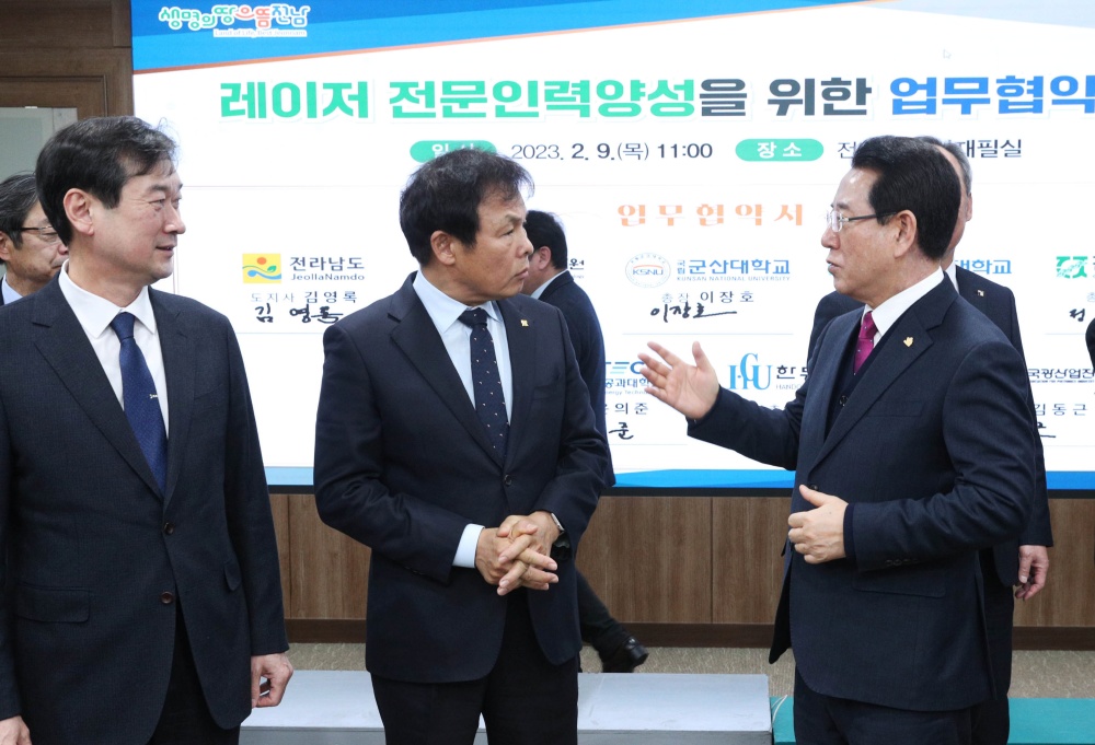 ▲김영록 전라남도지사가 9일 오전 도청 서재필실에서 광주과학기술원, 군산대, 목포대, 전남대, 조선대, 한국에너지공대, 한동대, 한국광산업진흥회와 레이저 전문인력 양성을 위한 업무협약을 체결한 뒤 목포대 송하철 총장, 전남대 정성택 총장과 이야기를 나누고 있다.