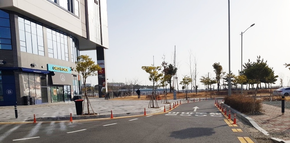 ▲ 웅천항 인근 일방통행로 주정차금지 규제봉 정비완료 현장