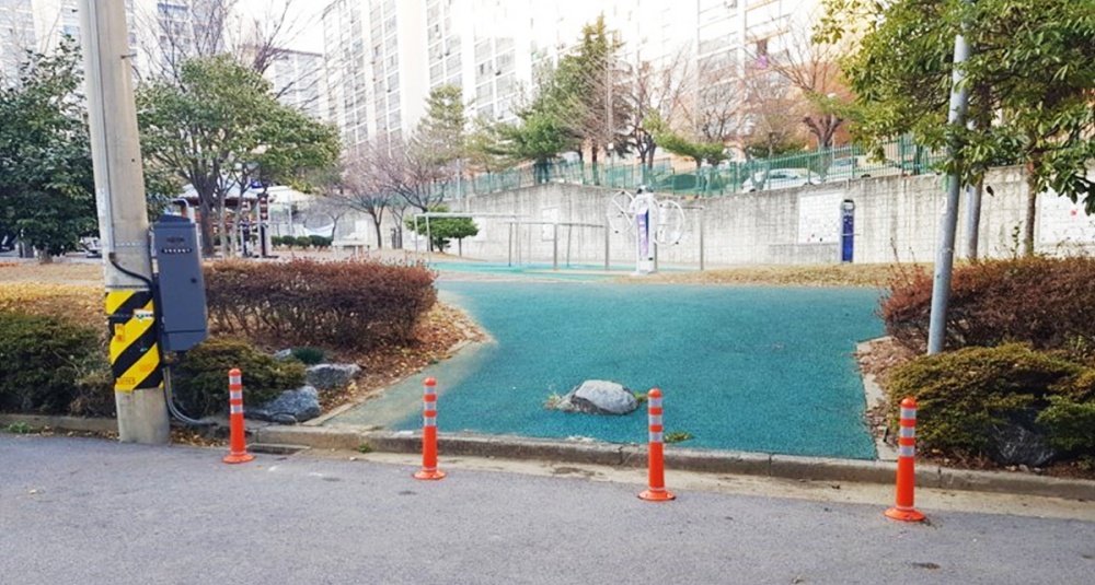 ▲ 문수동 둥둥재 공원 입구 앞 주정차금지 규제봉 정비완료 현장